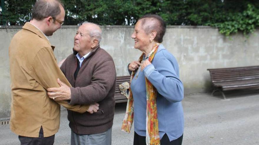 Solar recibe la felicitación de Olivo González y Angelina González.