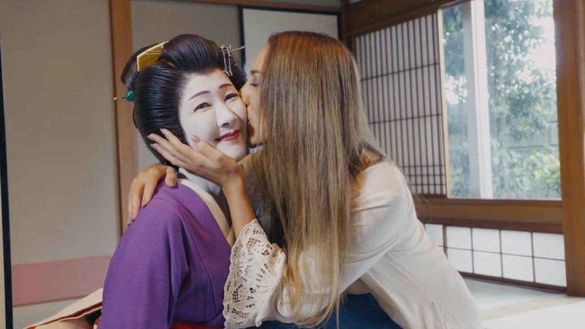 Mónica Naranjo con una geisha en 'Mónica y el sexo'