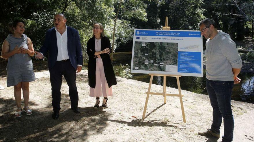 El alcalde Horacio Gil y la conselleira Vázquez, ayer, en Arbo. | // D.P.