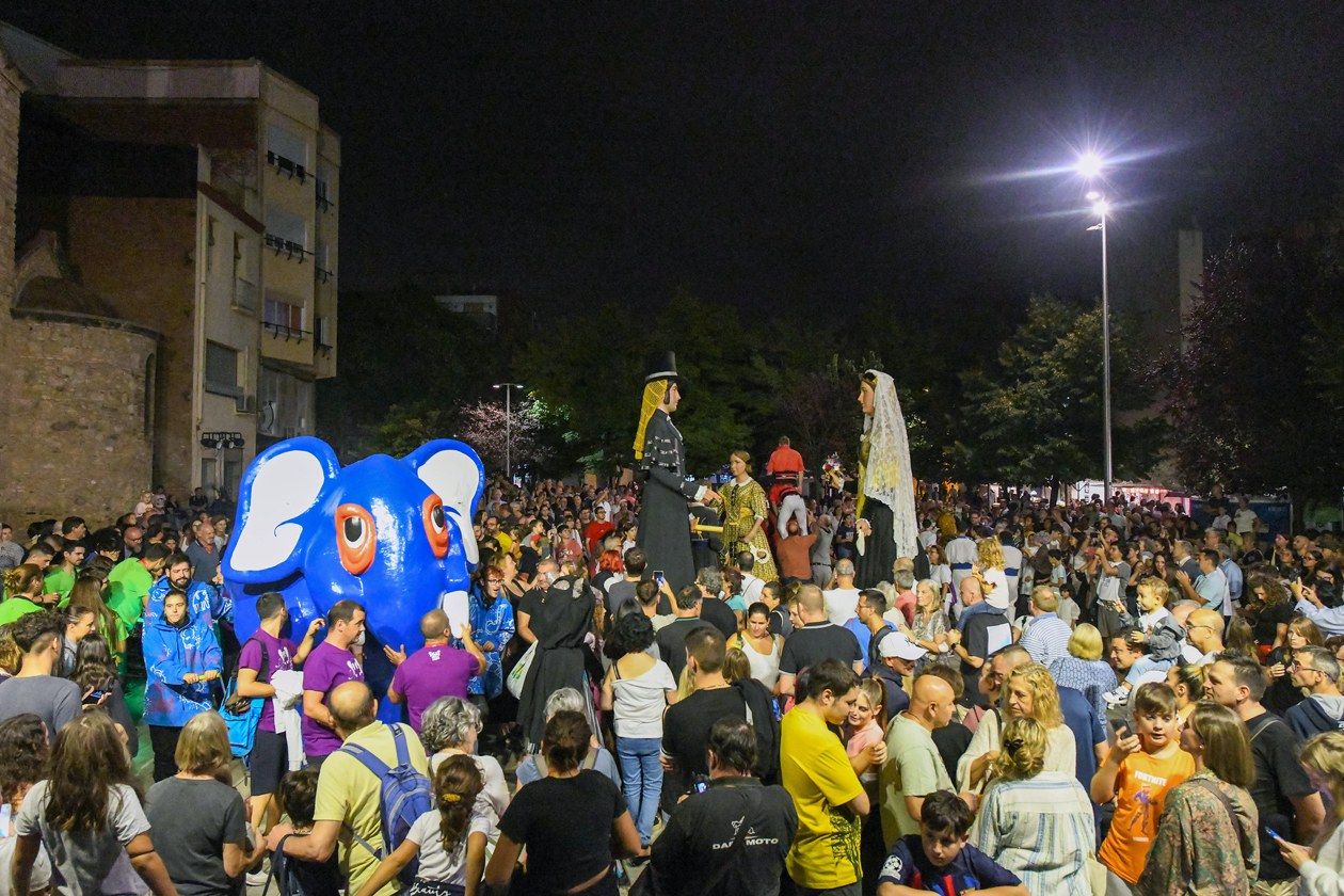 La plaza Doctor Guardiet se ha llenado de personas