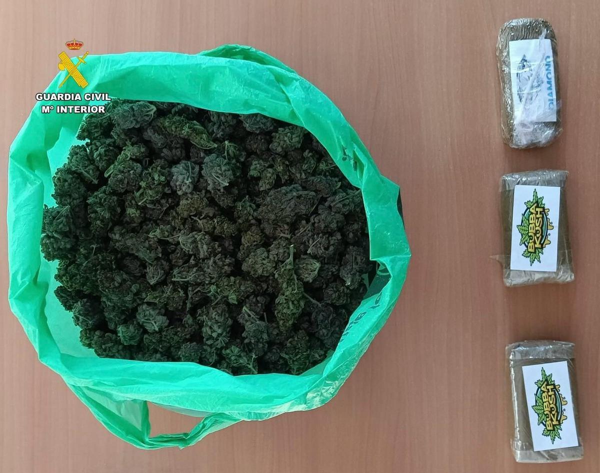 Bolsa de marihuana y tabletas de hachís incautadas.