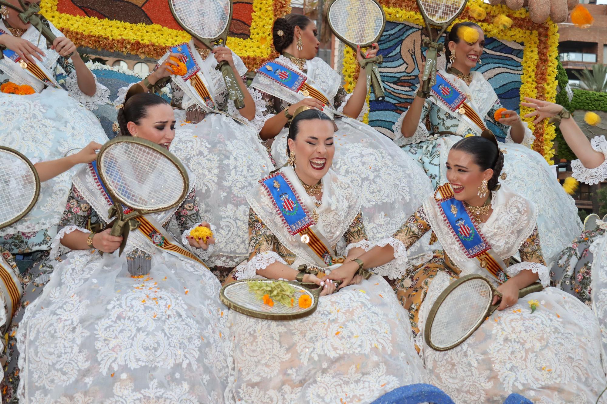 La Batalla de Flores reúne a las falleras de 2022 y 2023