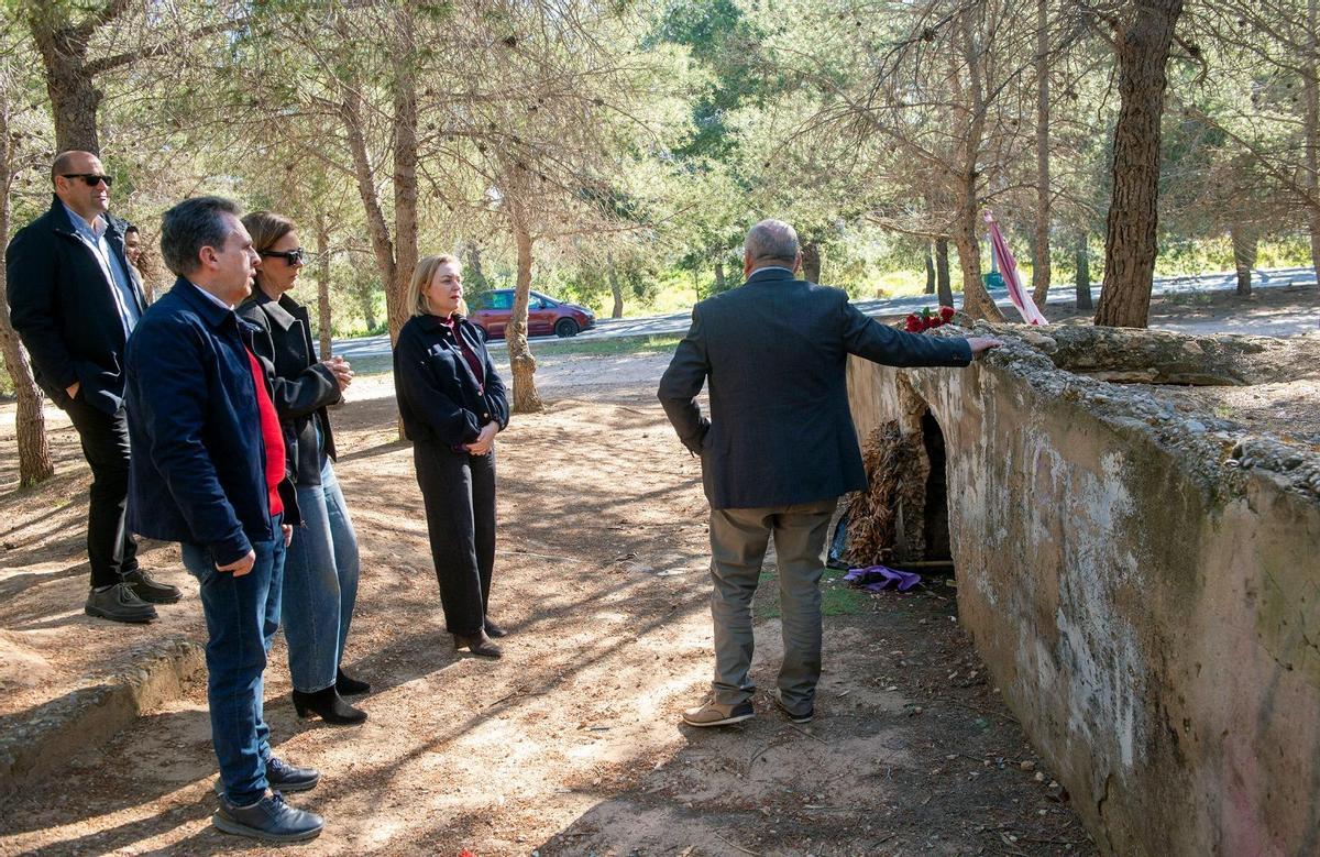 Natalia Enguix visita el conegut com el paretó de Paterna