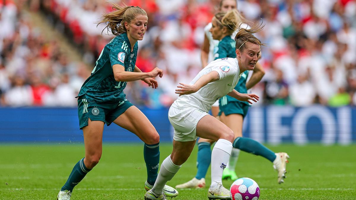 Keira Walsh escapa de la presión de dos jugadoras alemanas en la final de la Eurocopa 2022.