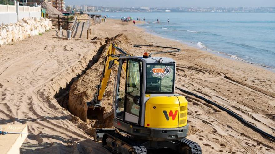 La pala excavadora, a primera hora de la mañana, desenterrando conducciones. | ALGARA PICTURES