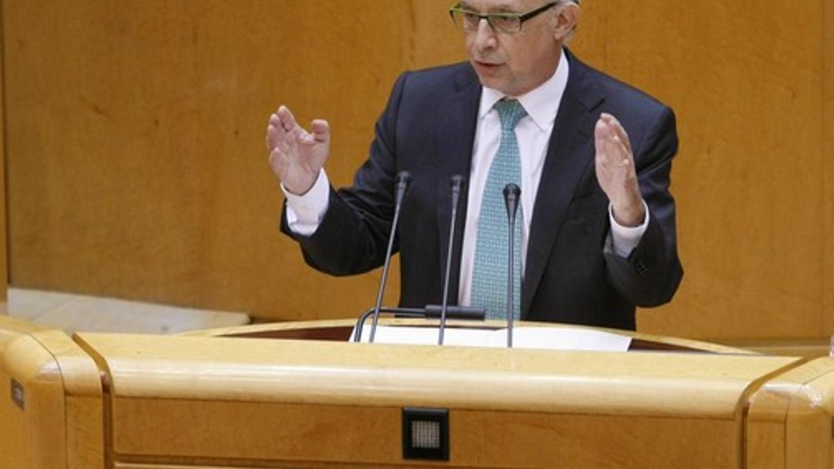 Cristóbal Montoro, este lunes, durante su intervención en el pleno del Senado.