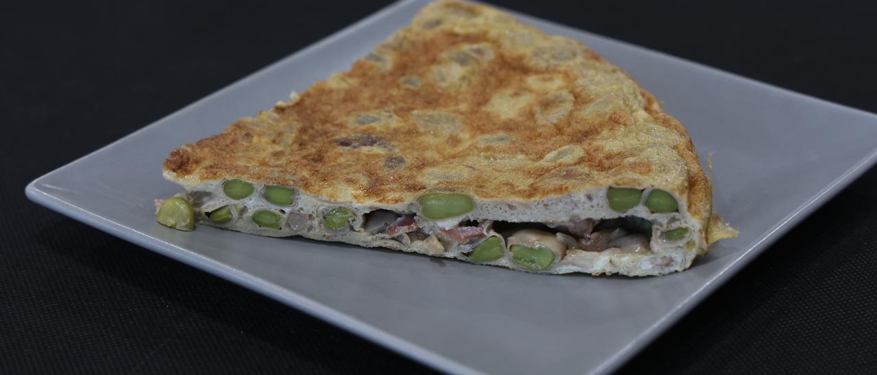 Javier, de Cafetería Centro, sigue la receta de su abuela para la tortilla de ‘faves’.