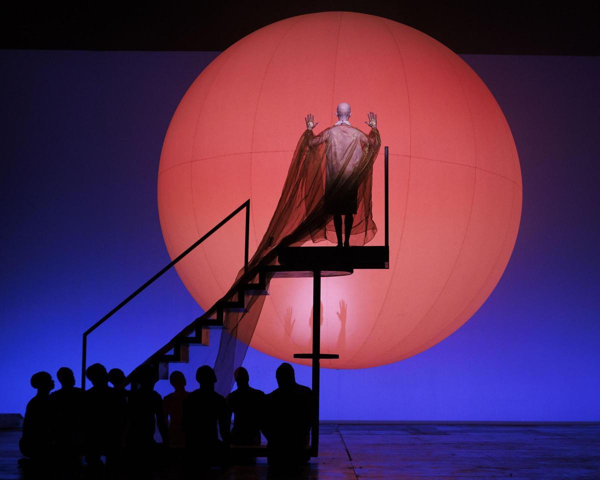 'Akhnaten', obra de Philip Glass de 1984, dirigida musicalmente por Karen Kamensek con una vibrante versión escénica de Phelim McDermot, se estrenará por primera vez en España el próximo octubre.