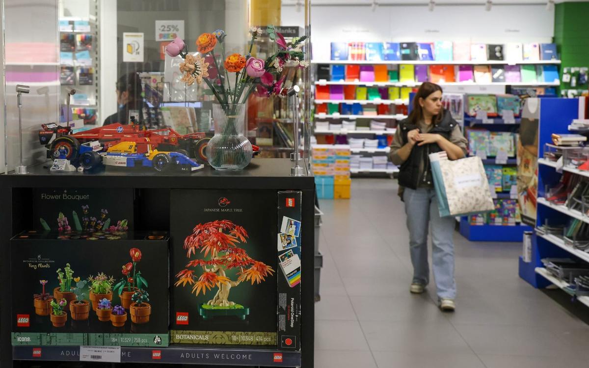 Una mujer frente a juegos de bloques en una juguetería en València