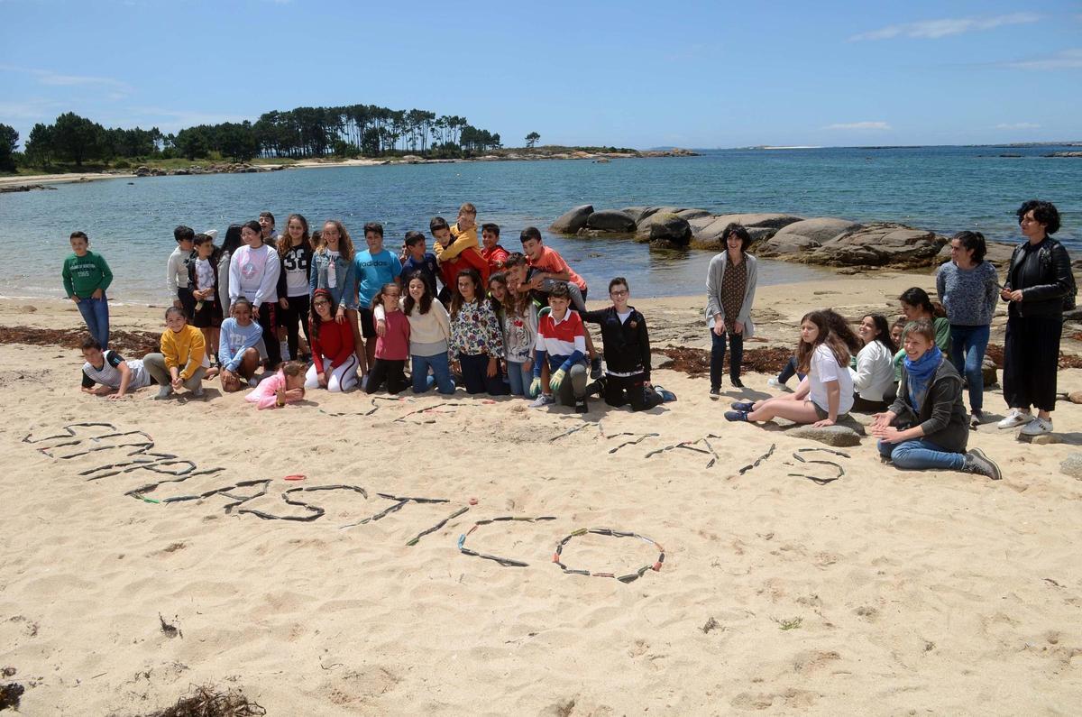 Imagen de archivo de una actividad desplegada por escolares arousanos en la que mostraron un mensaje claro sobre la arena contra los plástico, el cual escribieron utilizando algunos de los tarugos que se habían encontrado.