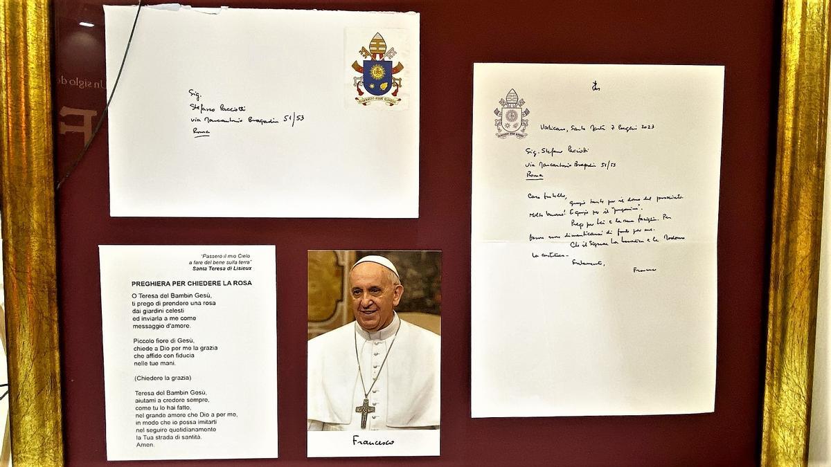El cuadro con la oración, la foto y la carta que envió el Papa Francisco a Stefano Paciotti.