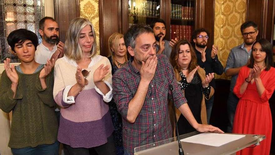 Ferreiro, con miembros del gobierno local de Marea Atlántica, anunció ayer su futuro. // Víctor Echave