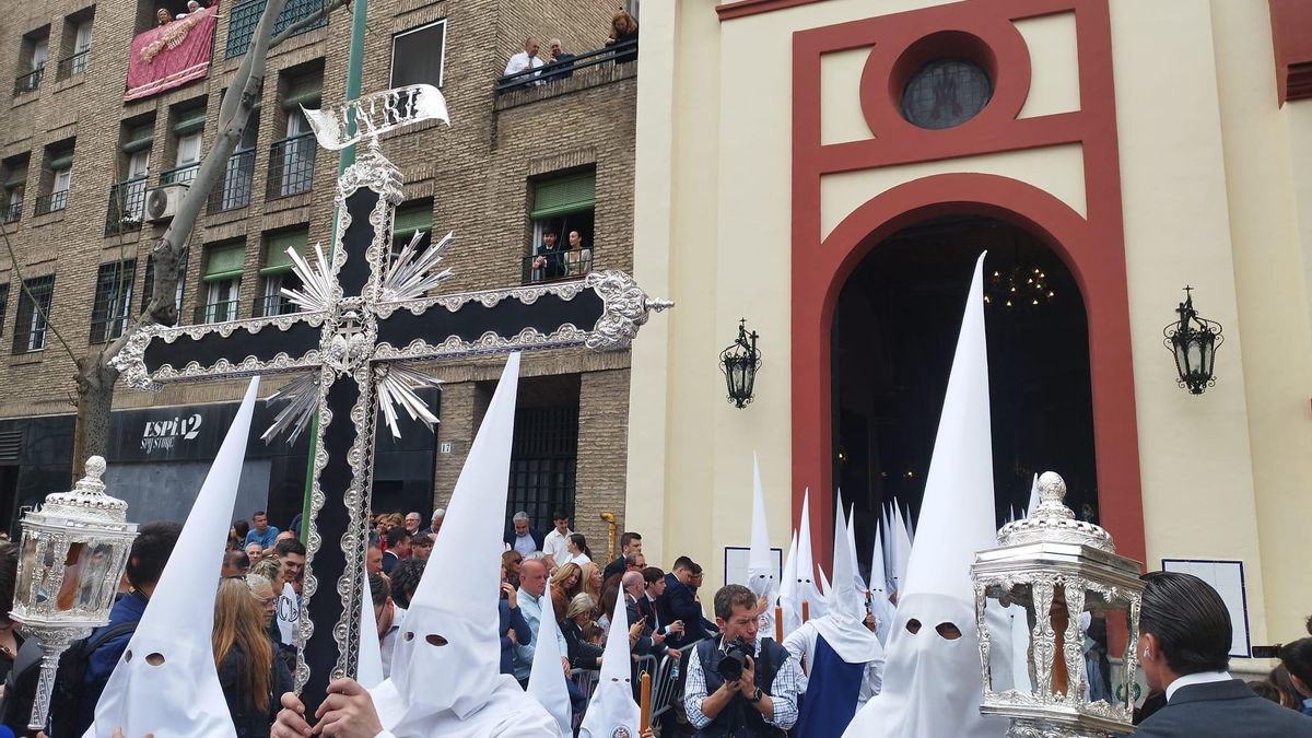 Nazarenos de Los Negritos, la primera de las hermandades que inaugura el Jueves Santo.