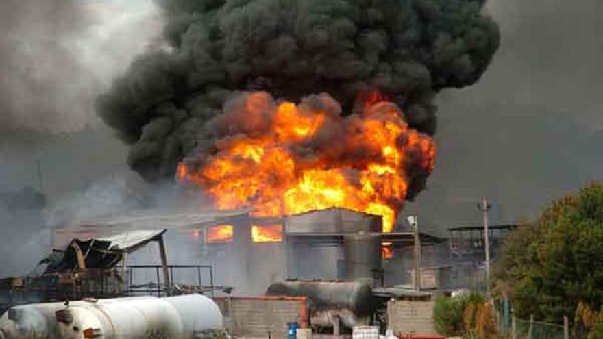 El incendio en la empresa de Caldas originó un vertido en el río Umia en septiembre de 2006.  // G._Santos