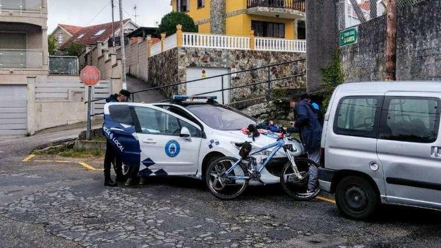 Policía en el control realizado ayer. // Gonzalo Núñez