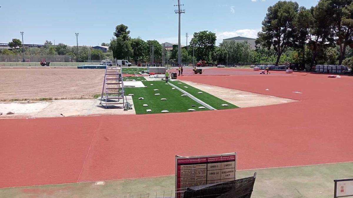 Una imagen de la pista de atletismo de Gandia tomada este jueves en plena tarea de los operarios