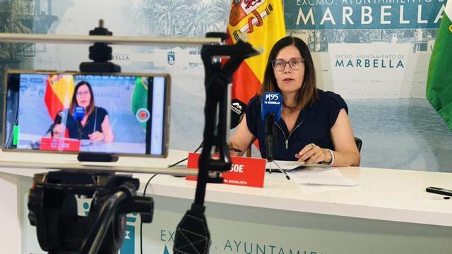 La portavoz del PSOE de Marbella, Isabel Pérez, ayer, durante su intervención en el Ayuntamiento. | L.O.