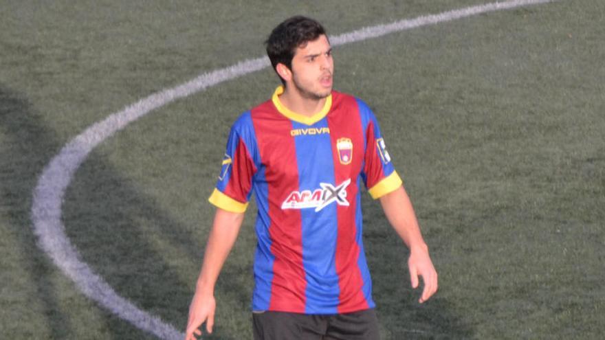 Mario Uclés jugó con el Eldense en Segunda B.
