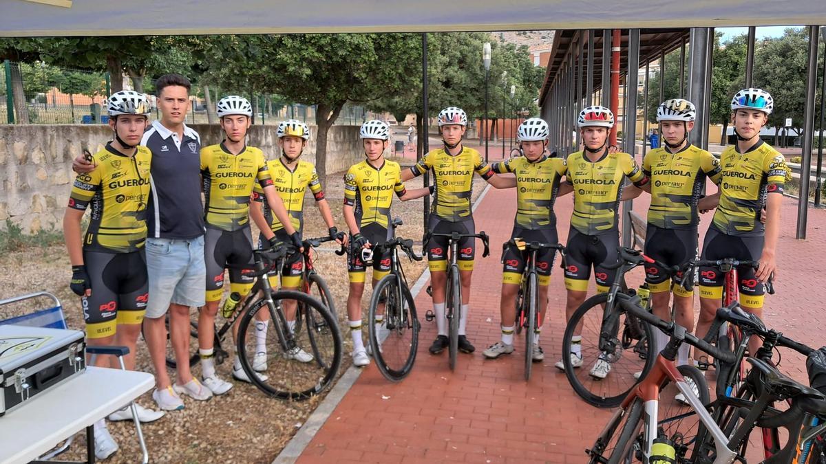 Ciclistas del equipo cadete del Club Ciclista Ontinyent en la Challenge Alicante Interior.