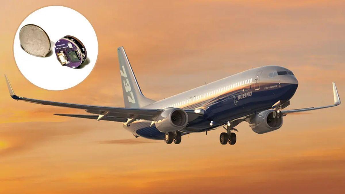 Un Boeing 737 y el dispositivo utilizado para hackear el avión.