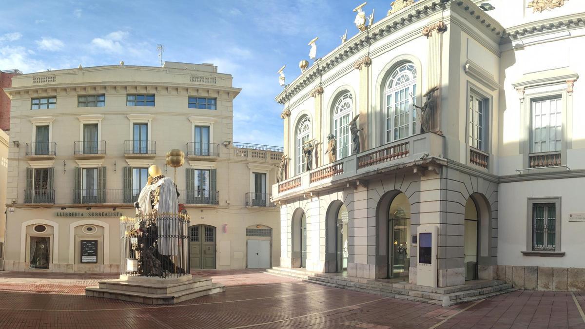 Imatge panoràmica de la plaça Gala i Salvador Dalí amb l'accés del Teatre-Museu i la casa de Giralt Ventolà al costat.