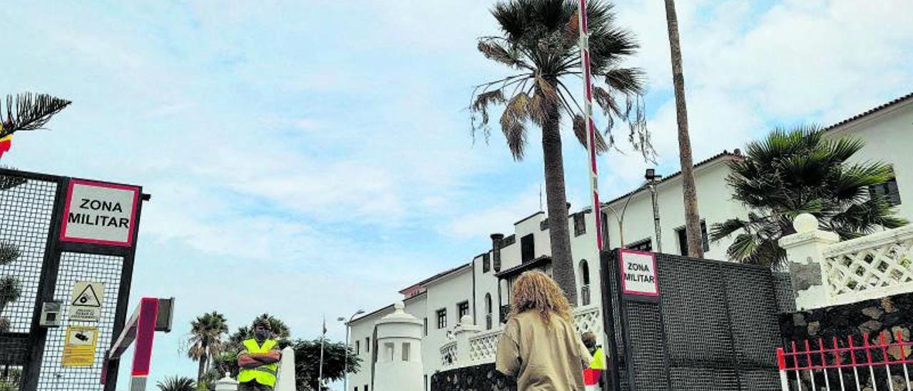 Un militar sigue los movimientos de una mujer que se dirige al interior del acuartelamiento. | |