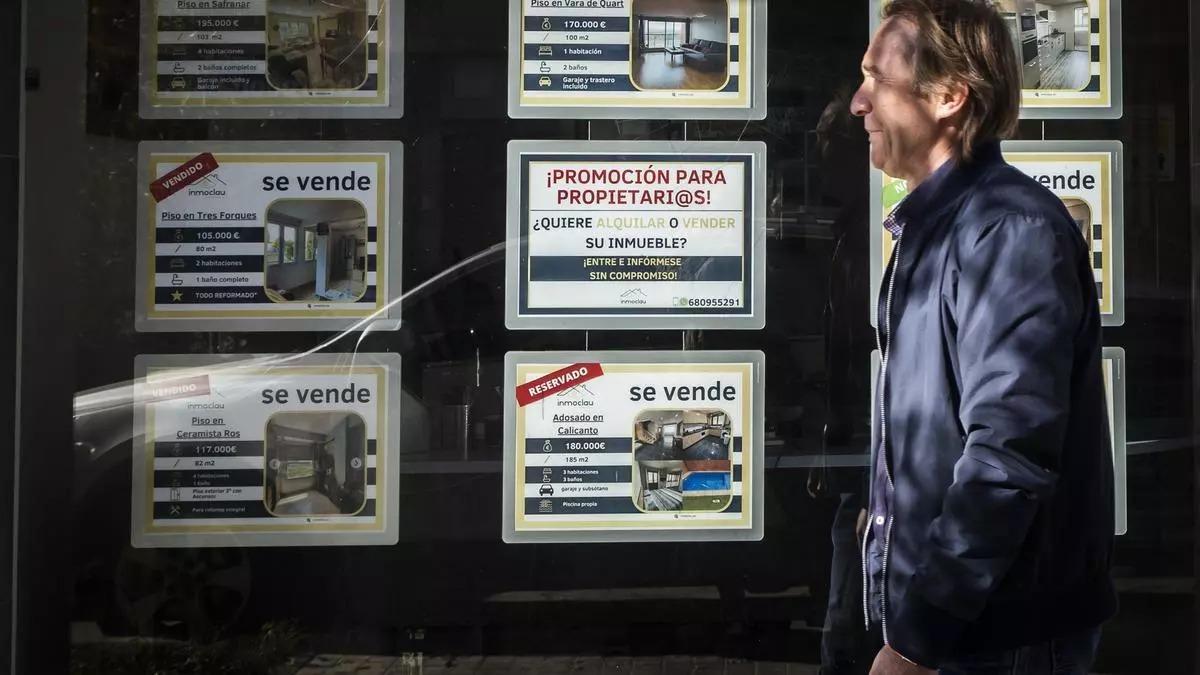 Precios en una agencia inmobiliaria de València.