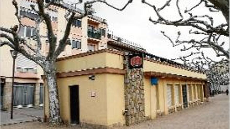 Enderrocaran l&#039;històric bar Manix de Sils i es remodelarà el passeig