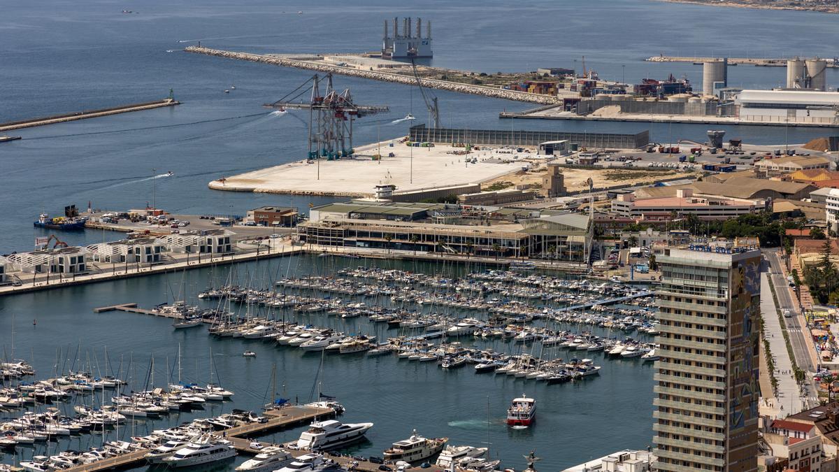 Panorámica del Puerto del Alicante. Al fondo a la izquierda, detrás del Distrito Digital, se ubicará el Palacio de Congresos