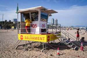 Caseta de socorristas en la Barceloneta la tarde de la verbena de Sant Joan.