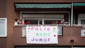 Pancartas y libros en un balcón del barri de Fort Pienc, en Barcelona, este Sant Jordi confinado.