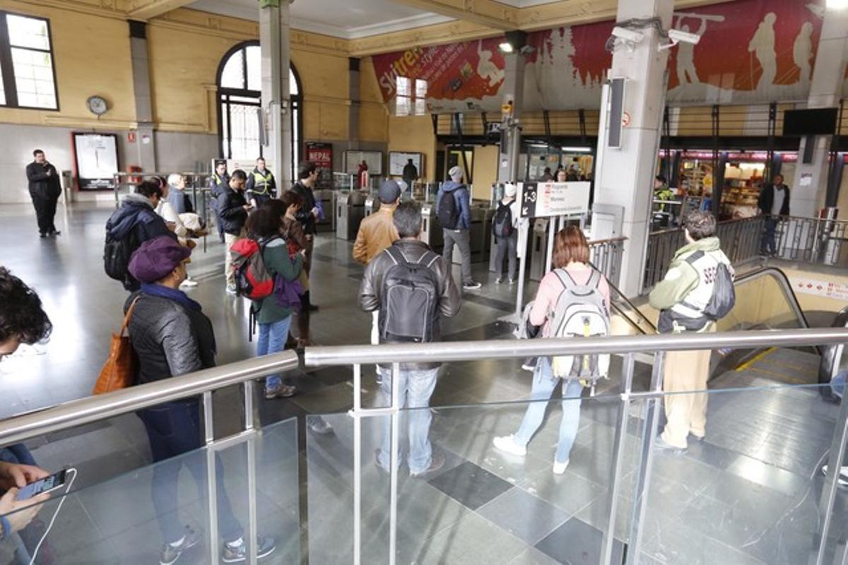 Usuarios esperando en la estación de Renfe de Sant Andreu Arenal 