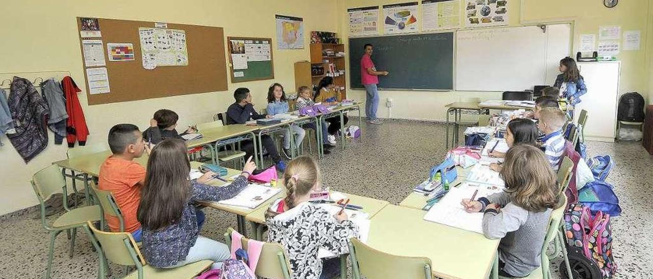 Clase de Asturiano en el colegio El Bosquín, de El Entrego.