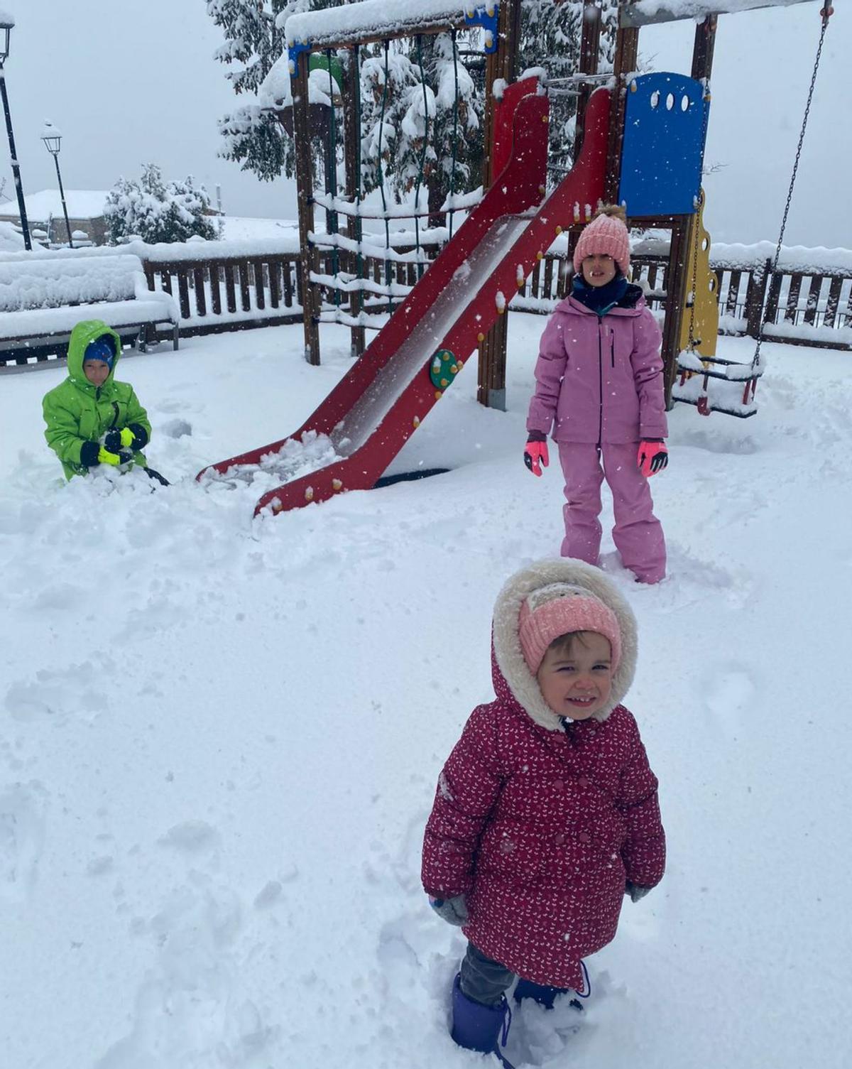 Infants jugant amb la neu en un parc de Saldes  | MÒNICA BROSEL