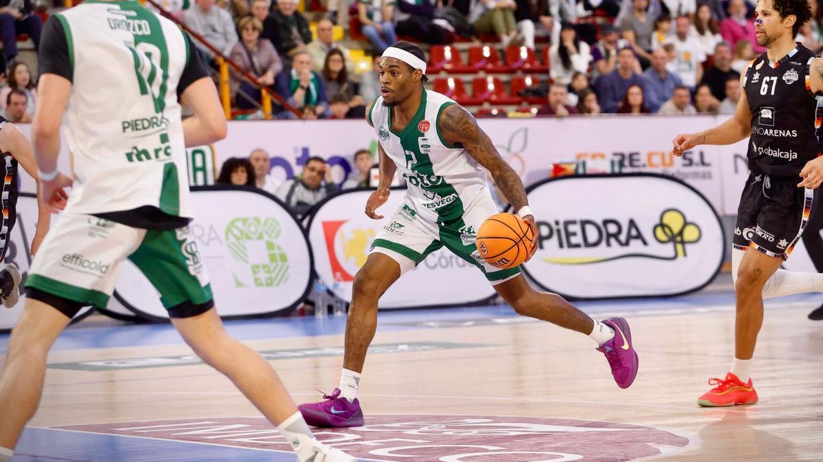 John Egbuta controla el balón en un partido de esta temporada.