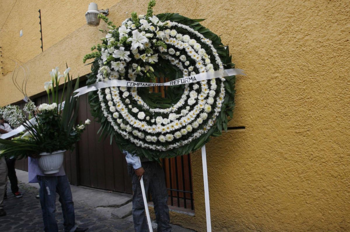 Un home col·loca una corona de flors davant de la casa de l’escriptor Carlos Fuentes, que va morir després d’una carrera literària de més de 50 anys a Ciutat de Mèxic.