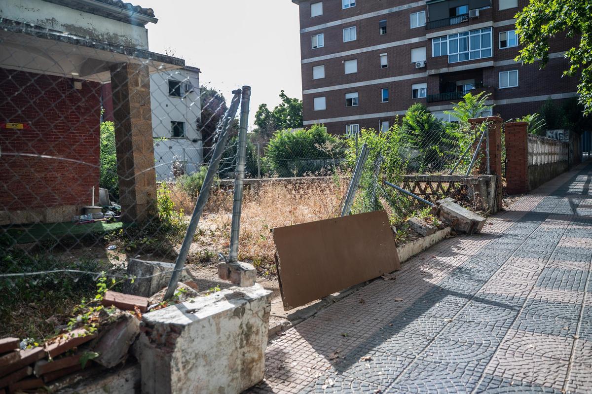 Un tramo del muro perimetral y del cerramiento se encuentra derruido.