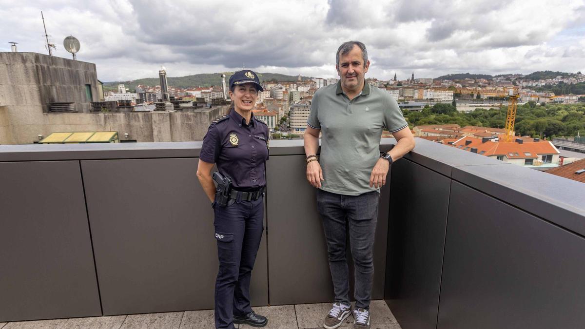 Nuria Palacios, comisaria de Santiago; y Javier García, secretario de la Comisaría la capital gallega,  este martes, en la sede de 'EL CORREO GALLEGO'.