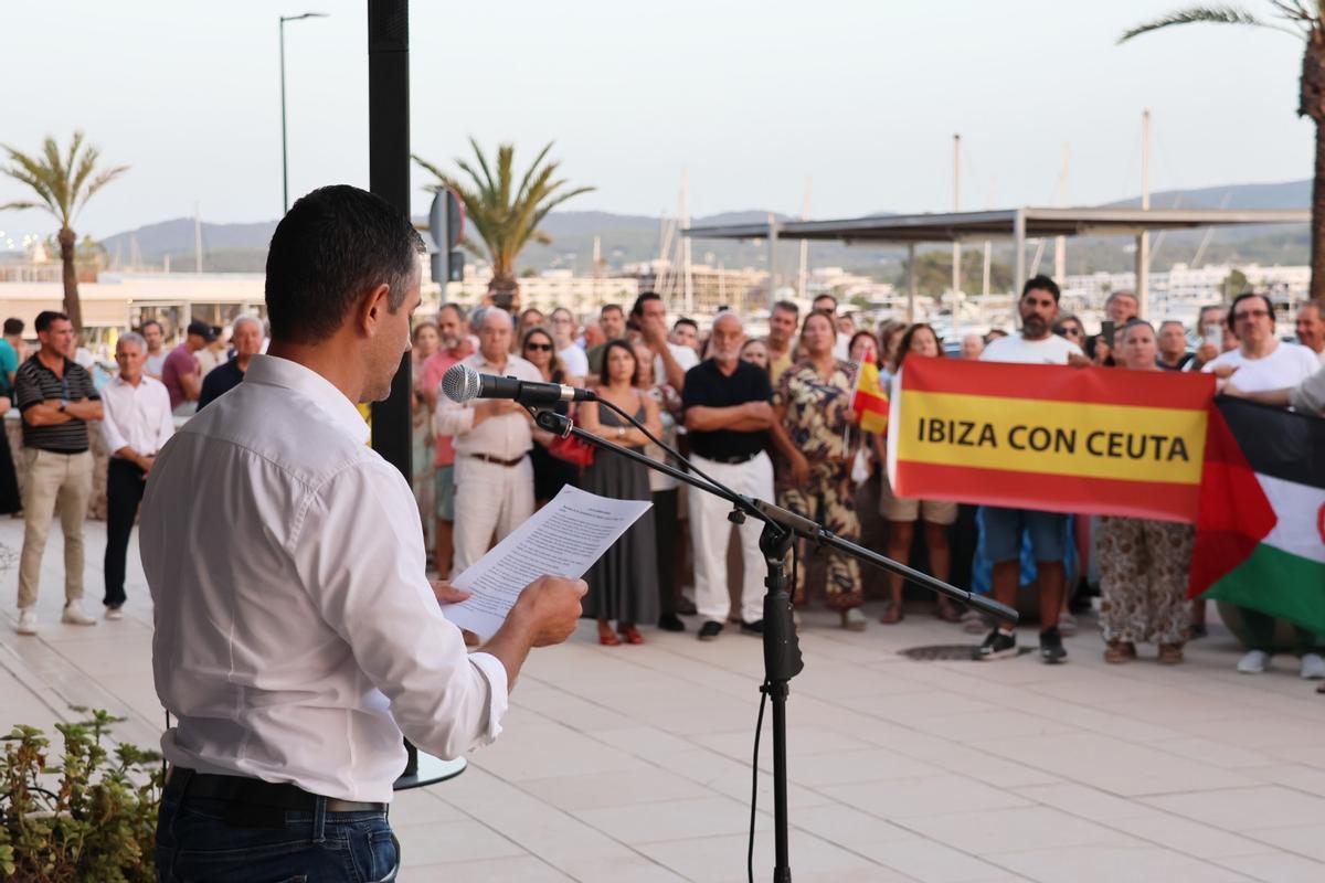 Galería: concentración en solidaridad con Ceuta en el municipio de Sant Antoni