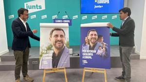 El portavoz de Junts, Josep Rius, y el director de la campaña de las elecciones europeas y número tres de la candidatura, Aleix Sarri, muestran los carteles de la campaña