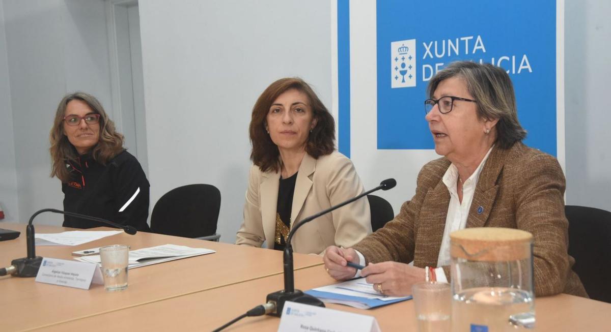 Por la izquierda, Silvia Torres López, Ángeles Vázquez y Rosa Quintana, este martes en Ribeira / c. de ribeira