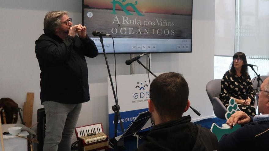 El maestro gaitero  Xavier Blanco y Martina Ferradás actúan durante la presentación de la Ruta dos Vinos Oceánicos