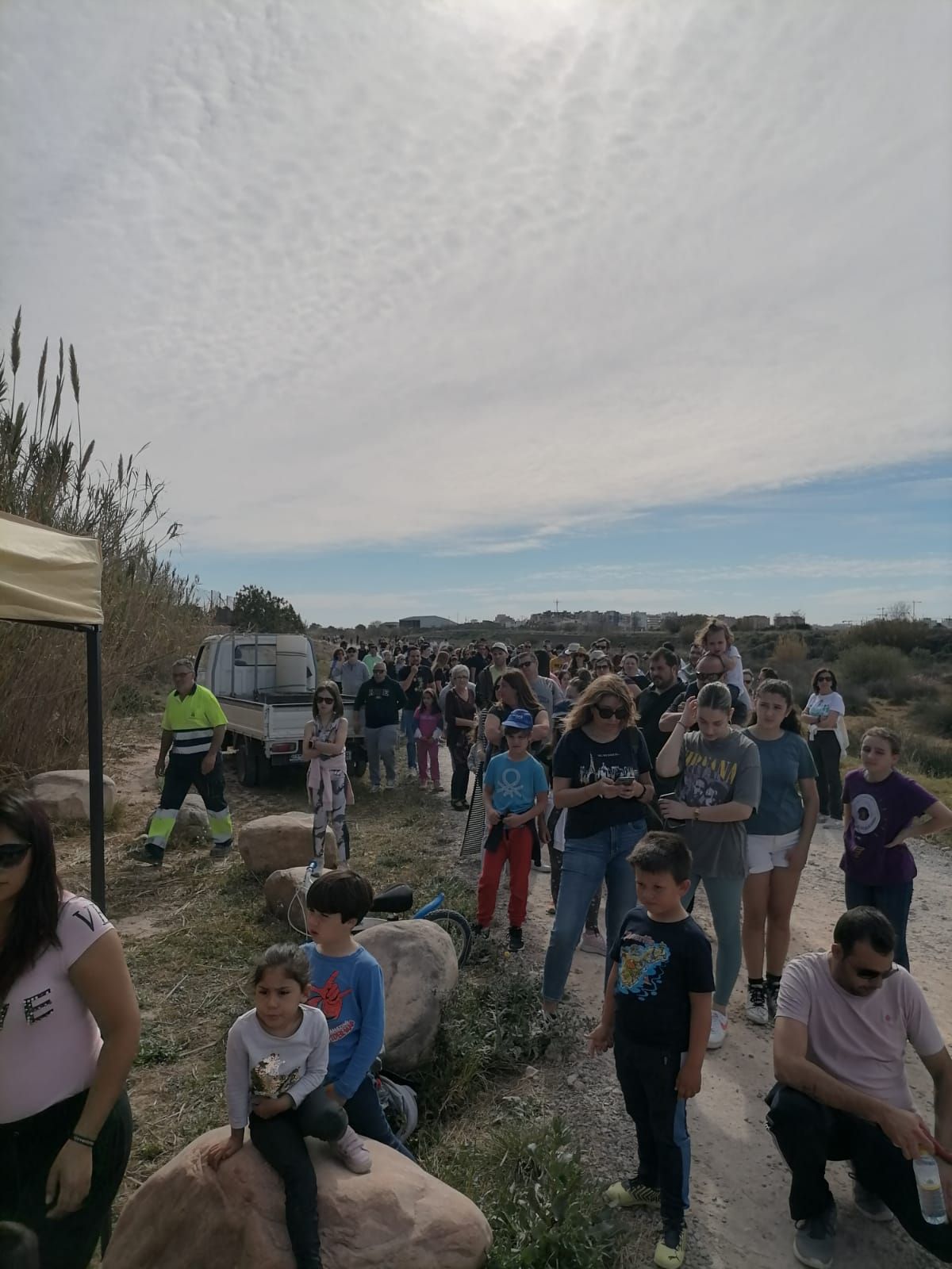 Niños y niñas de Canet d'En Berenguer plantan árboles en el rio Palancia