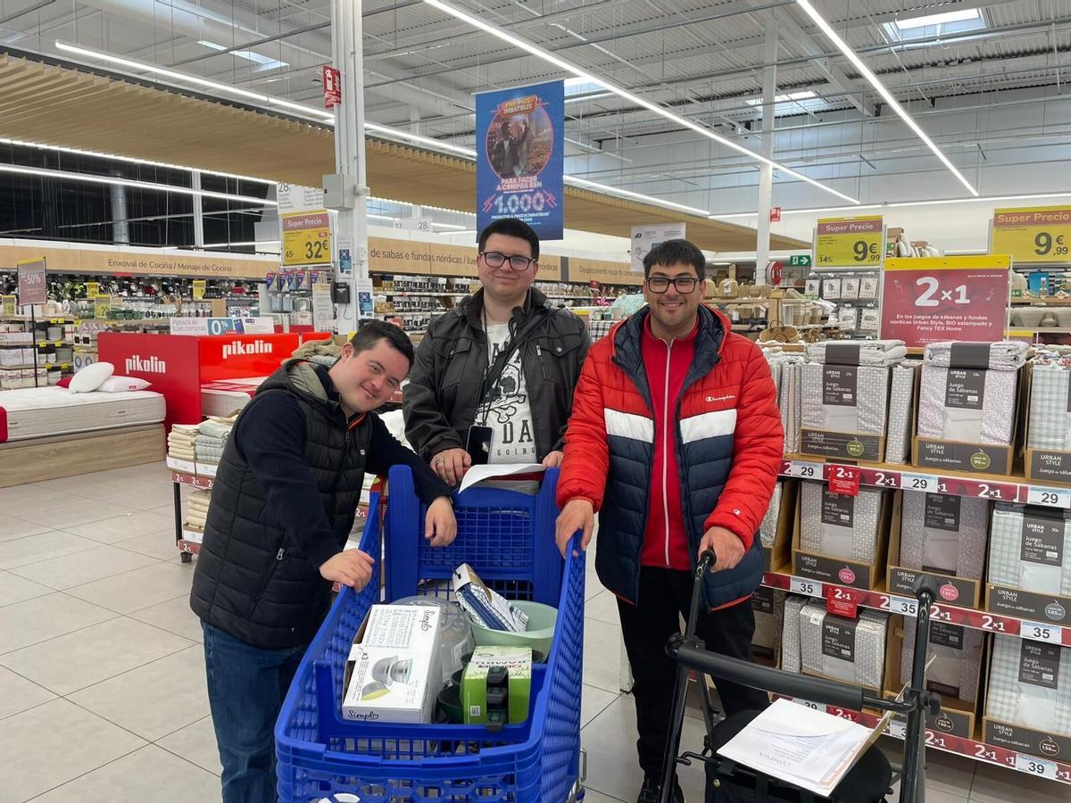 Pedro, José Manuel y Carlos ultiman las compras para su nuevo piso de alquiler