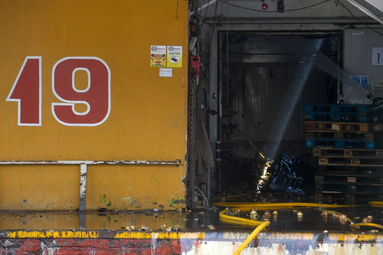 Bomberos de Las Palmas de Gran Canaria controlan el incendio de una nave multiusos en Mercalaspalmas