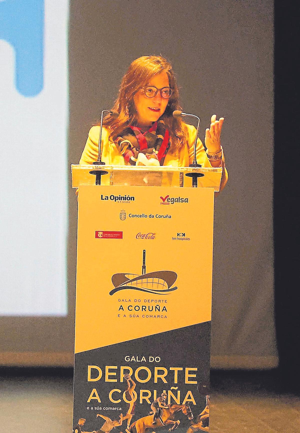 A alcaldesa, Inés Rey, fala no peche da VIII Gala do Deporte da Coruña e a súa comarca.