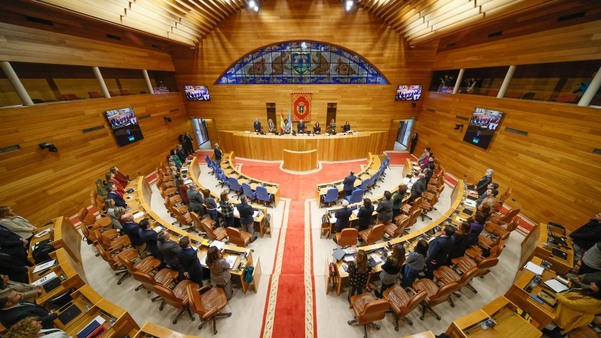 Minuto de silencio en el Parlamento de Galicia por el crimen machista en Baiona.