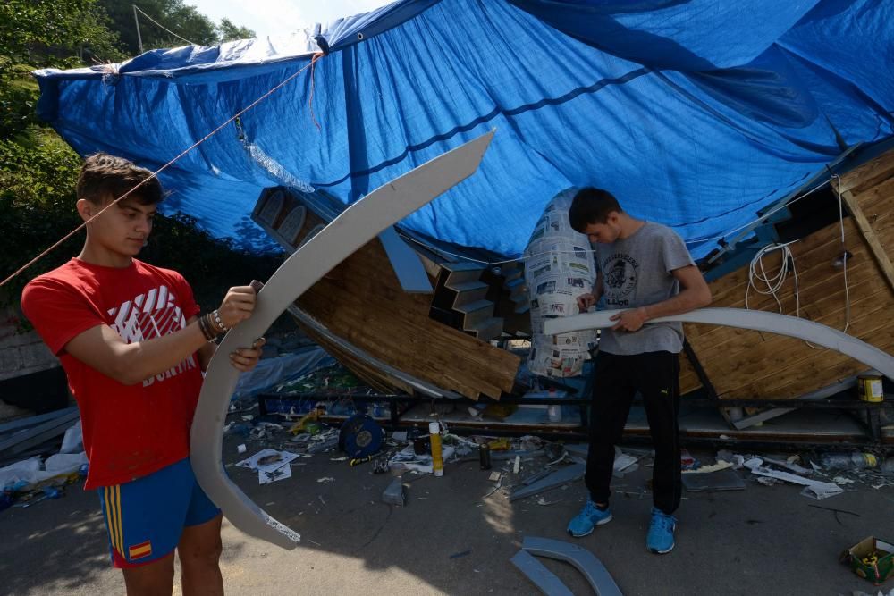 Preparación de embarcaciones del descenso floklórico de Laviana