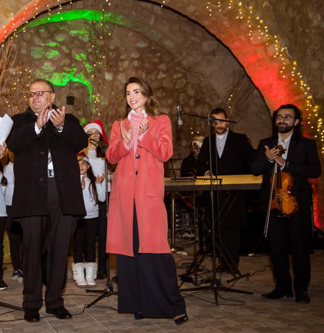 Rania de Jordania sorprende con abrigo rosa de Massimo Dutti