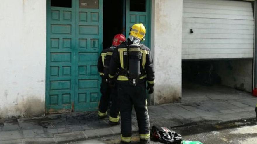 Incendio sin heridos en un garaje de Arrecife